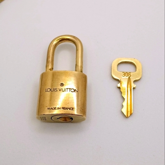 AUTHENTIC UNISEX LOUIS VUITTON LOCK AND KEY WITH 22" NON BRANDED BRASS C… - Picture 4 of 6
